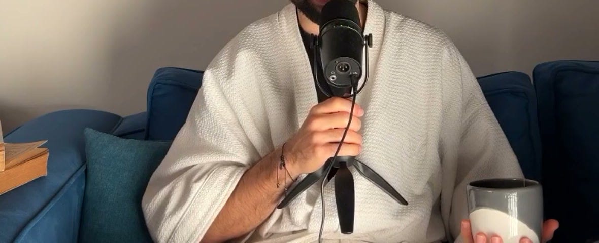 Iván Verzoub en bata, con una taza de té y el micrófono, grabando el episodio sobre volver a Buenos Aires.