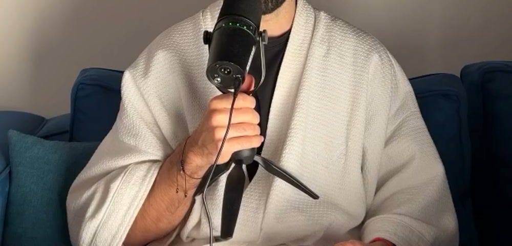 Manos de Iván Verzoub sobre el micrófono, grabando el episodio sobre el idioma como peaje para pertenecer.